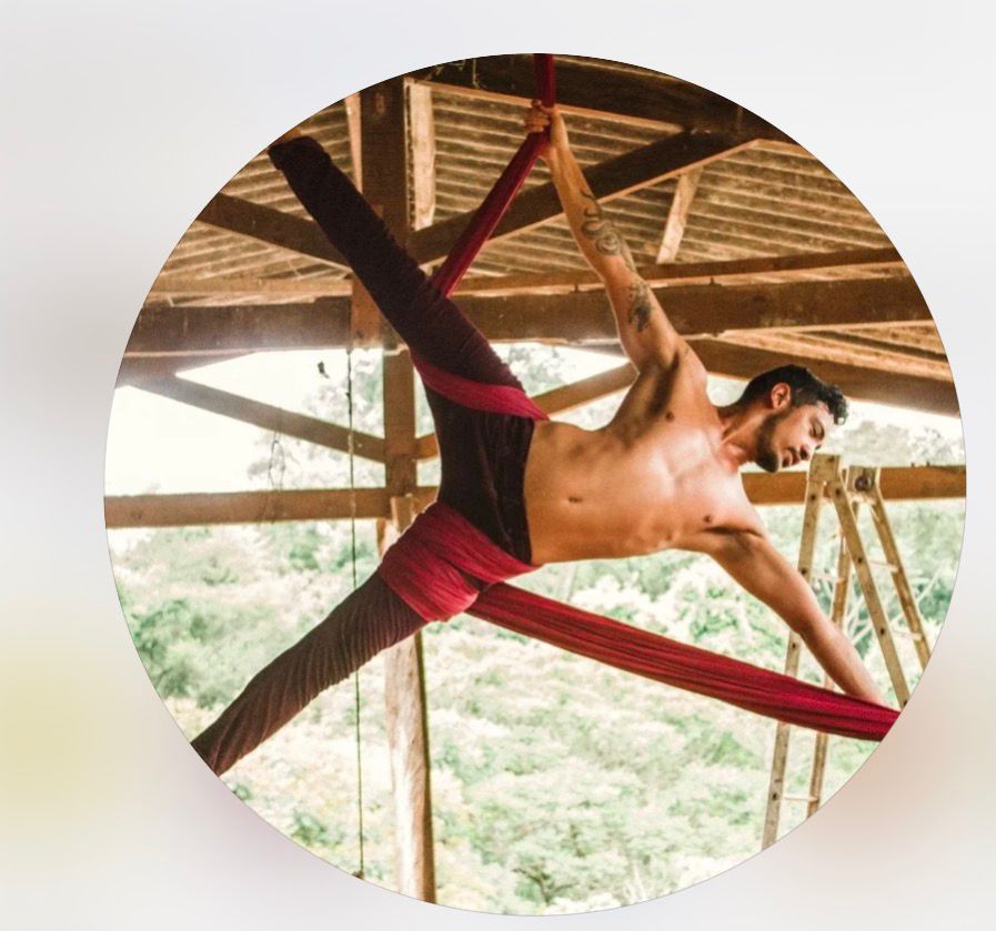 Danilo Gomes em acrobacia aérea no tecido